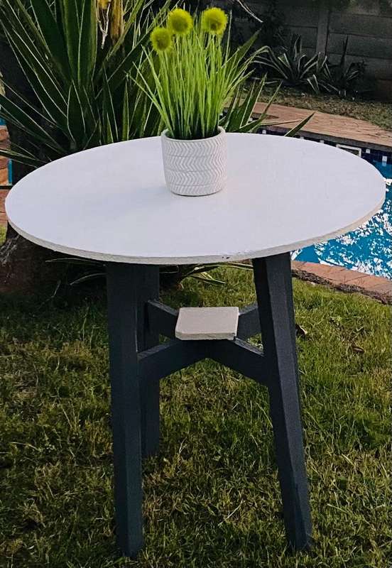 Lovely Circular Side Coffee Table**