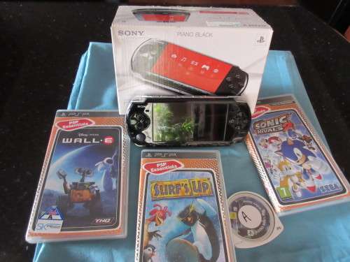 PSP 3004 Piano black console + 4 games
