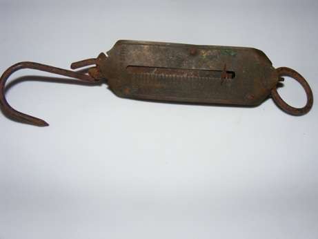 rusted old hanging scale - pounds. made in germany (POCKET BALANCE)