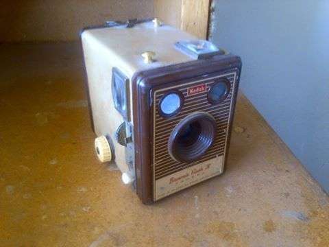 Outydse Kondak. Kadet Lens Brownie Flash IV camera made in England by Kodak Limited London