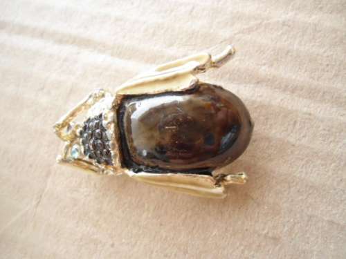 VINTAGE BROOCHE MARKED HOLLYWOOD,ONE STONE MISSING