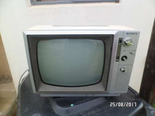 VINTAGE PORTABLE SONY BLACK AND WHITE TV WORKING WITH BUILD IN ATTENA