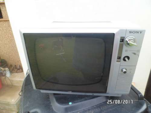 VINTAGE PORTABLE SONY BLACK AND WHITE TV WORKING WITH BUILD IN ATTENA