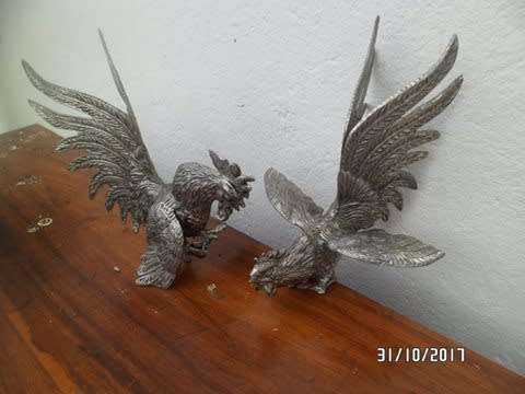 A pair of silver plate fighting cocks.2 toes broken of the 1