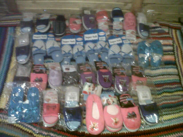 LUCKY DIP!!LOT OF 7  KIDS NEW SLIPPERS,LOT OF SIZES!!CRAZY R1 START EATCH.EASY TO RESELl