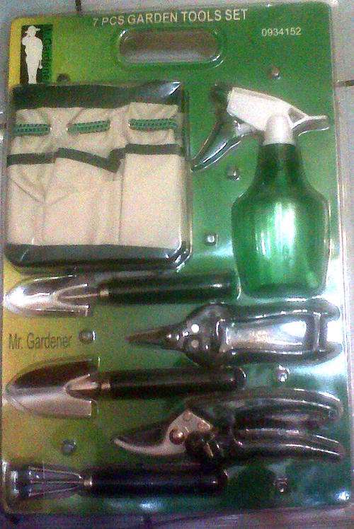 WOW STUNNING 7 PCS NEW GARDEN TOOL SET @ BARGAIN PRICE SHIPPING R60 EACH