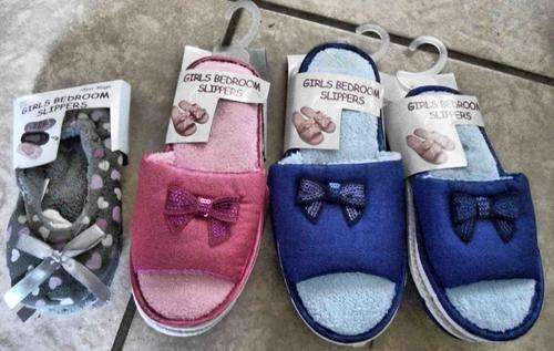 BRAND NEW SLIPPERS X 4 UP FOR GRABS,BID PER SLIPPER PAIR