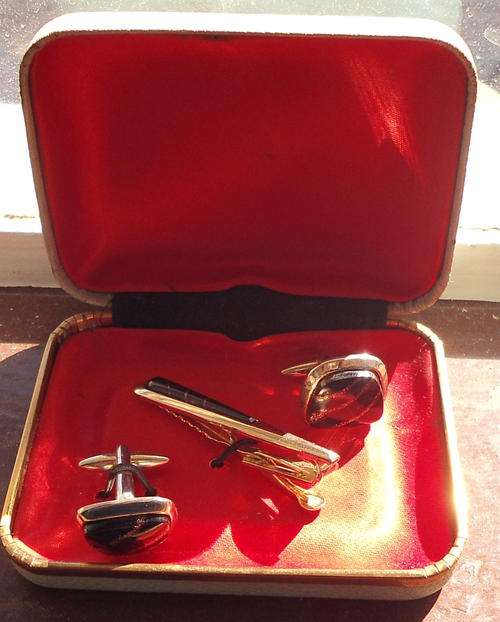 ORIGINAL VINTAGE  CUFFLING SET IN ORIGANAL HOLDER COMPLETE BARGAIN