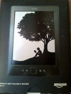 BIG BARGAIN AMAZON KINDLE E-READER 2013 MODEL IN BOX SCREAN NEED FIXING