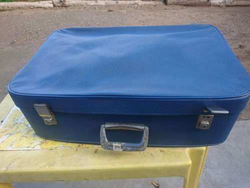GOOD CONDITION VINTAGE BLUE SUITCASE COLLECT IN ROBERTSON