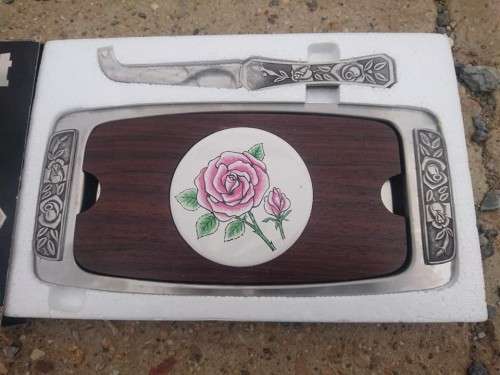 Seems to be still in unused condition,lovely flower patterns Cheese tray set