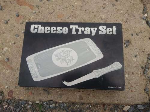Seems to be still in unused condition,lovely flower patterns Cheese tray set