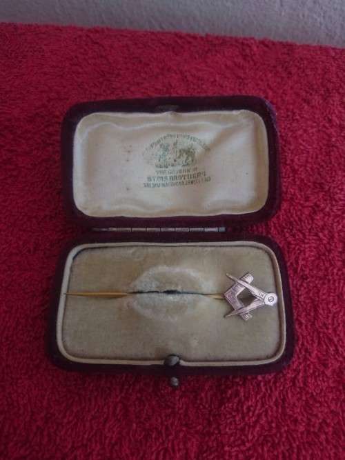 FREE MASON TIE PIN.MIGHT BE GOLD.UNTESTED