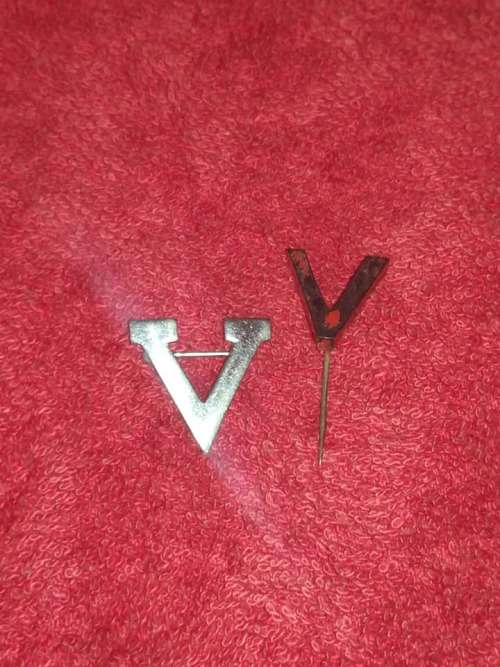 V BADGE AN PIN