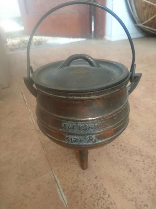 OLD COLLECTIBLE FALKIRK POTS ONE MARKED 1/4 ,SMALLER ONE NO SIZE OR LID