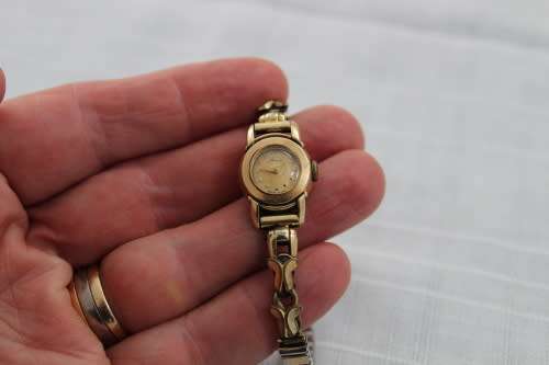 RARE FINDING A 17 JEWELS OMEGA STILL WORKING CONDITION.GLASS DO HAVE SCRATCHES
