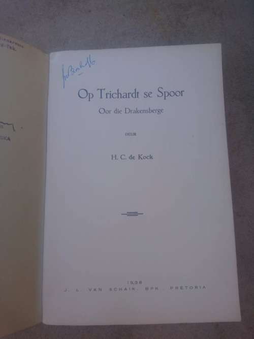 Op Trichardt se Spoor oor die Drakensberge, de Kock, H C. Van Schaik, Pretoria 1938.  A fine copy in
