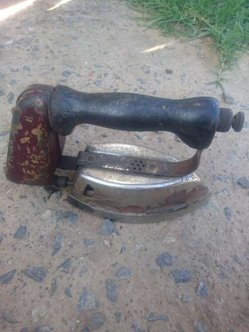 A VINTAGE PARAFIEN IRON,NOT TESTED,BUY AS IS