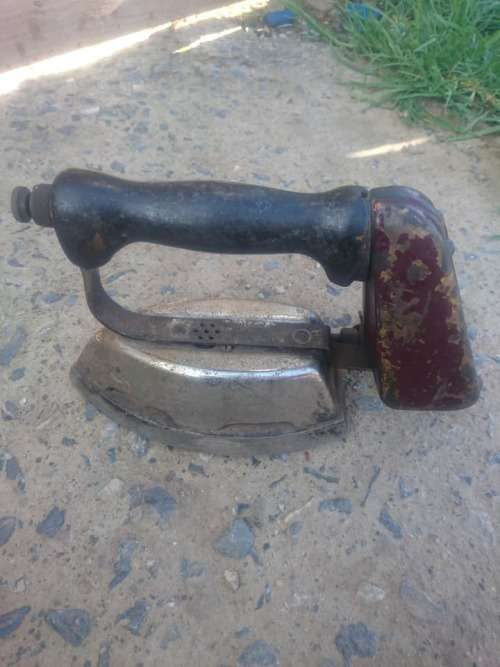 A VINTAGE PARAFIEN IRON,NOT TESTED,BUY AS IS