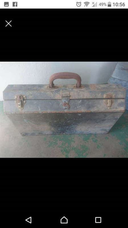 OLD TOOLBOX,DO HAVE BIT RUST.SHIPPING R200
