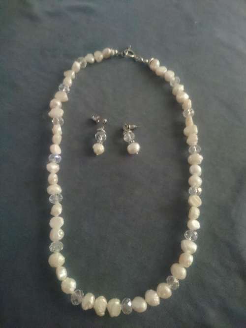 Pearl and crystal set with earings