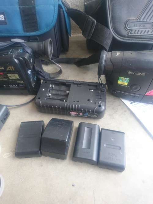Selling teo old school video cameras with accesories,read below