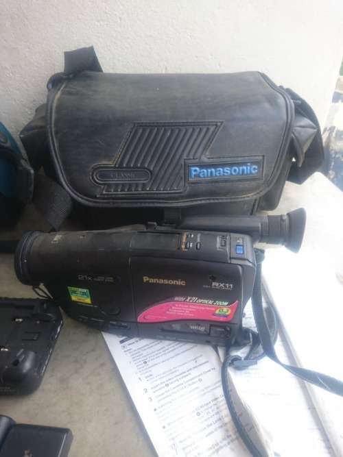 Selling teo old school video cameras with accesories,read below