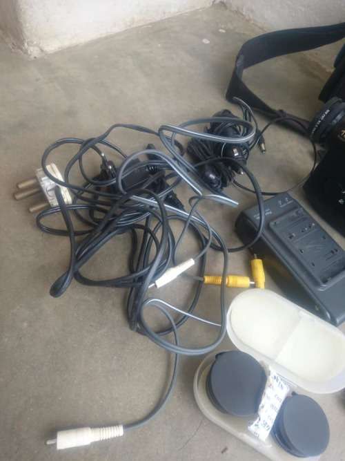 Selling teo old school video cameras with accesories,read below