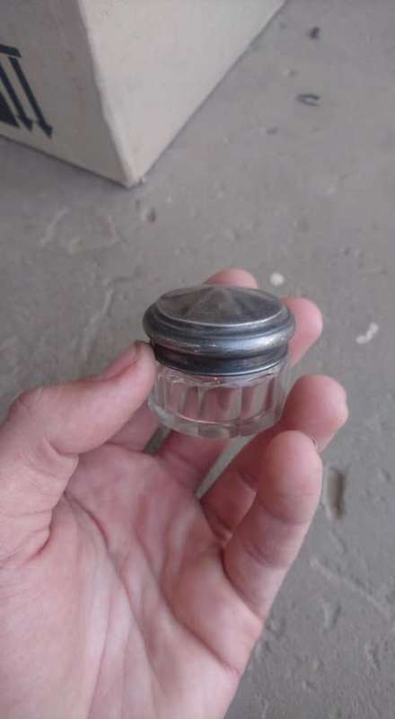 Klein antieke glas hourtjie met sterling silver prop