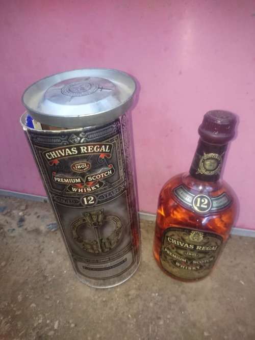 CHIVAS REGAL PREMIUM SCOTTISH WHISKY 12 YEAR IN HOLDER