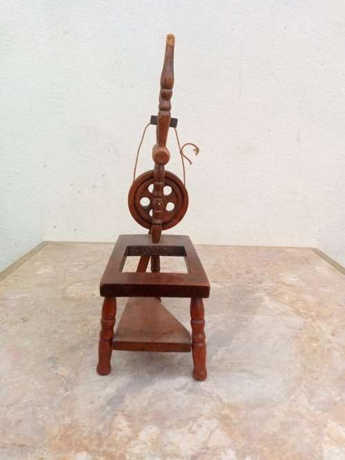 lovely vintage doll house toy.condition as per picture