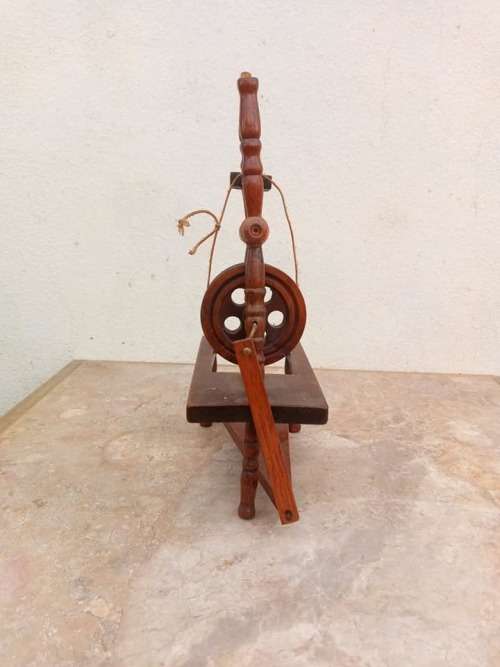 lovely vintage doll house toy.condition as per picture