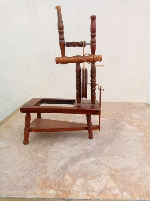 lovely vintage doll house toy.condition as per picture