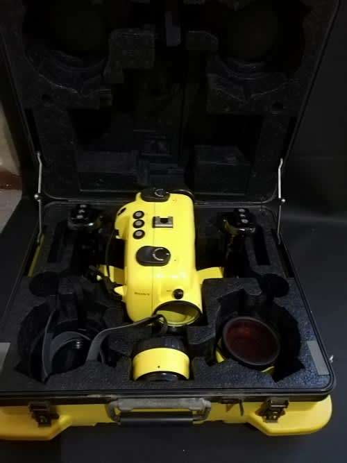 SONY 75M super marine pack Handycam on case!!!!!
