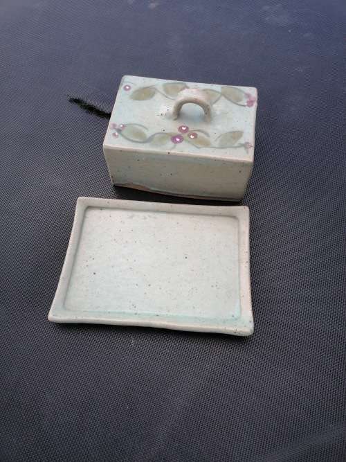Hogsback cheese holder