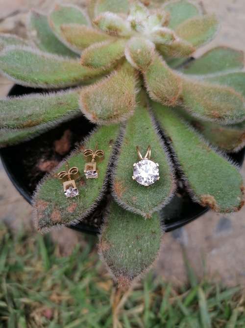 Lovely vintage 9ct gold set