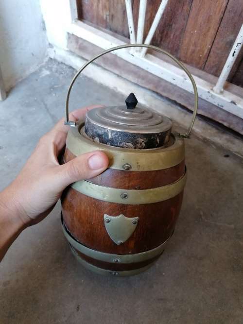 Cute small oak barrel. Needs tlc