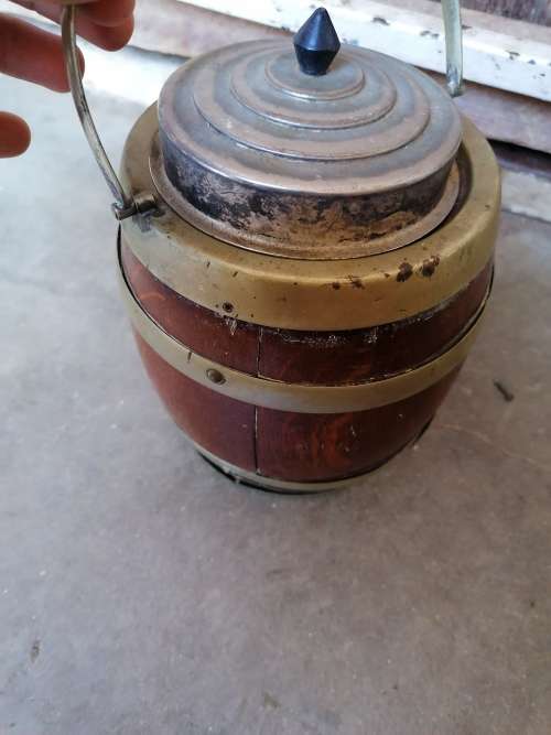 Cute small oak barrel. Needs tlc