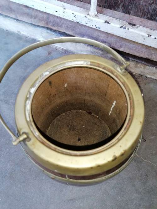 Cute small oak barrel. Needs tlc