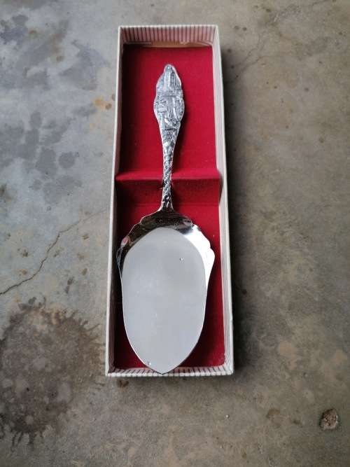 Vintage cake lifter