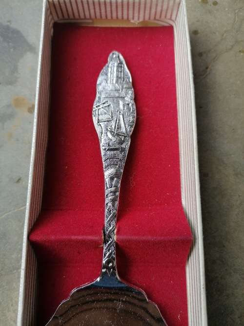 Vintage cake lifter