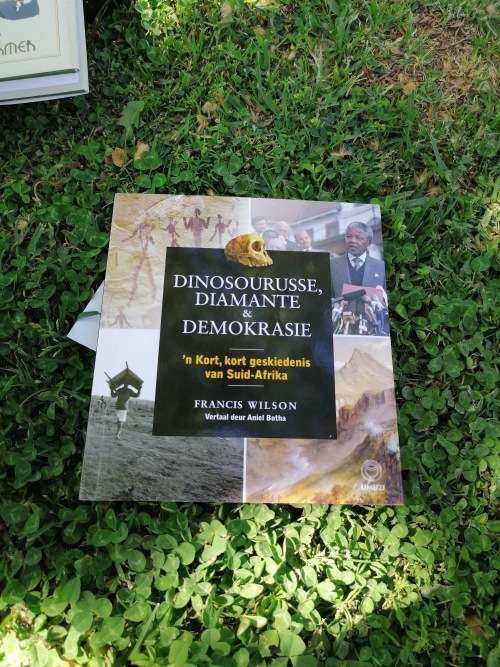Nuwe boek ,     Dinosourusse, diamante and demokrasie