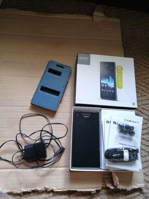 Sony Xperia v cell phone with charger, earphones, box and manuals. Working