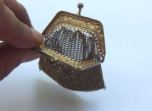 Mesh purse : 7.4 x 5.4 cm