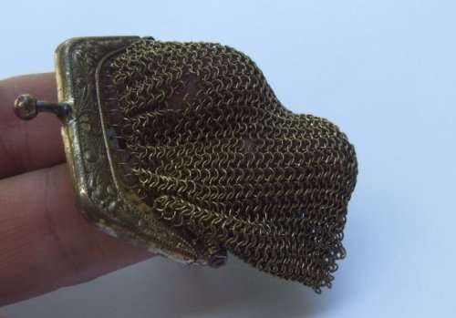 Mesh purse : 7.4 x 5.4 cm