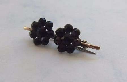 AN AMAZING ANTIQUE 9CT GOLD BAR BROOCH WITH BEAUTIFULLY FACETED GARNETS