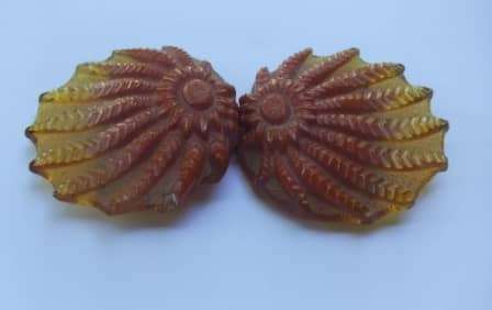 AN ART DECO LUCITE / BAKELITE TYPE FLORAL MOTIF BELT BUCKLE