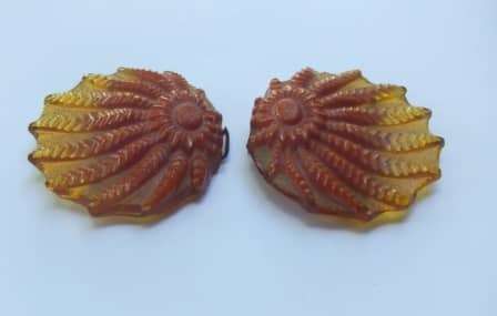 AN ART DECO LUCITE / BAKELITE TYPE FLORAL MOTIF BELT BUCKLE