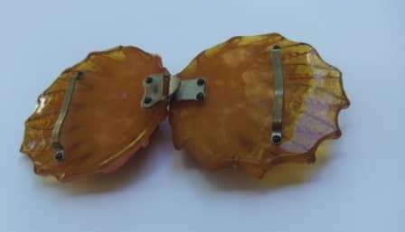 AN ART DECO LUCITE / BAKELITE TYPE FLORAL MOTIF BELT BUCKLE