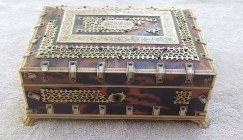 19TH CENTURY GENUINE TORTOISE SHELL AND BONE DESK BOX !